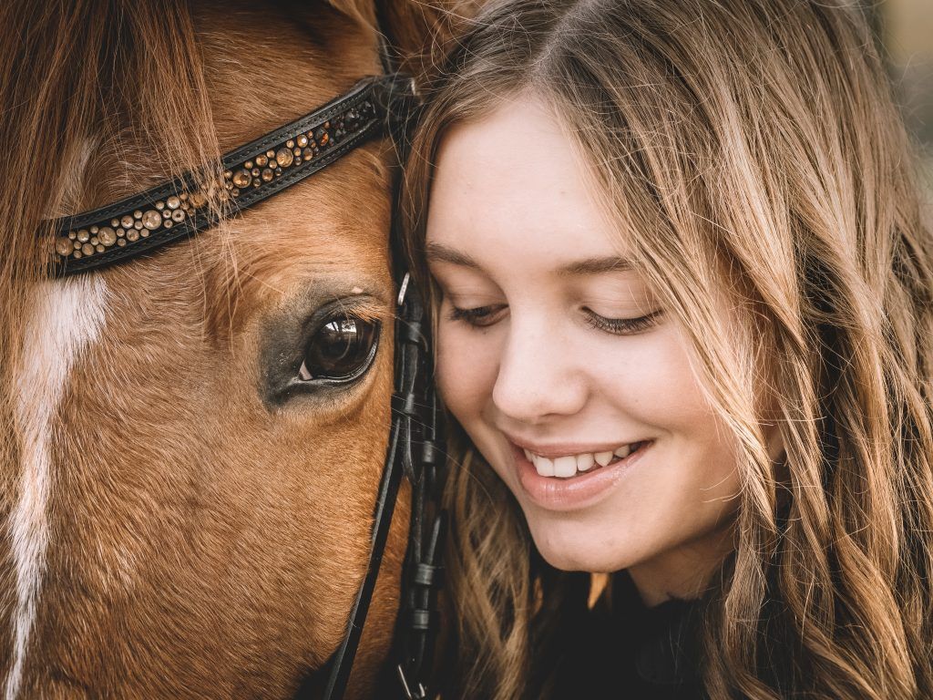 Outdoor-Fotoshooting mit Pferd und junger Besitzerin